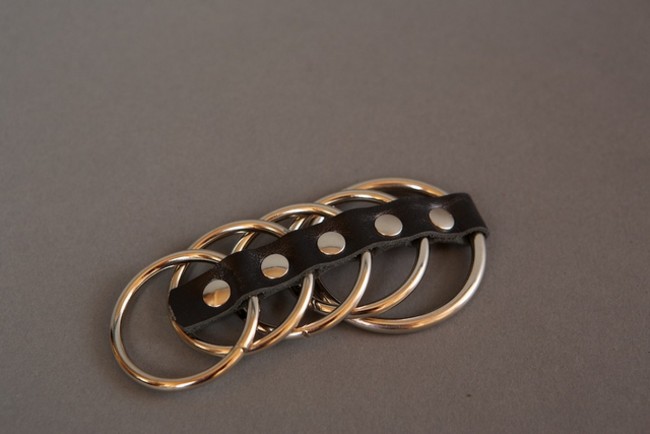 Сбруя на фаллос и мошонку (5 колец)